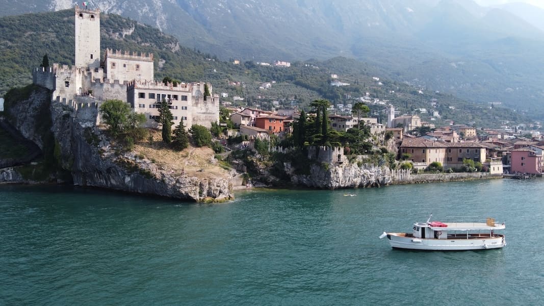 La nostra barca Corsaro sotto il castello di Malcesine