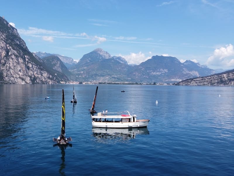 Tour personalizzato in barca alla gara di vela a Riva del Garda