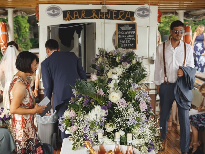 Il bar presente sulla barca Corsaro durante un matrimonio sul Lago di Garda